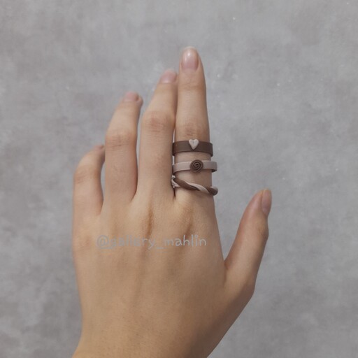 انگشتر خمیری فانتزی دخترانه(دستساز) پک 3 عددی رنگ قهوه ای و کرم(سایز و رنگ انگشتر قابل تغییر است)