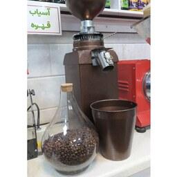 قهوه تلخ آسیاب در حضور مشتری