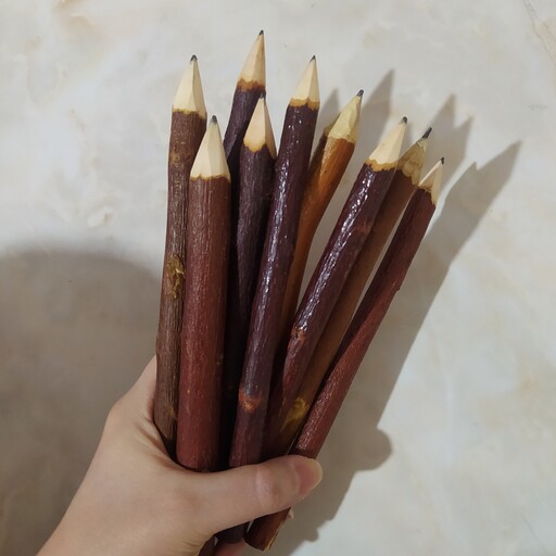 مداد چوبی  یا مداد شاخه درختی. قد حدود 20 سانت.  این مداد به صورت ست همراه دفترهای چوبی  فروخته می شود. فروش تکی ندارد