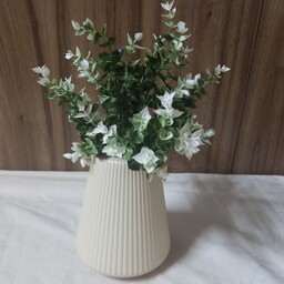 گل  دکوری رنگ سفید و سبز     جنس پلاستیکی   رنگ گلدان کرم  جنس پلاستیکی سایز متوسط 