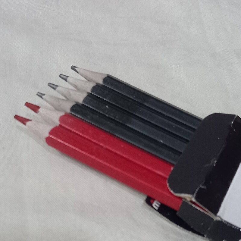 پک مداد سیاه و قرمز  با هم  4 عدد مداد سیاه و 2 عدد مداد قرمز  در یک بسته  مارک آدمیرال  جنس پلیمری 