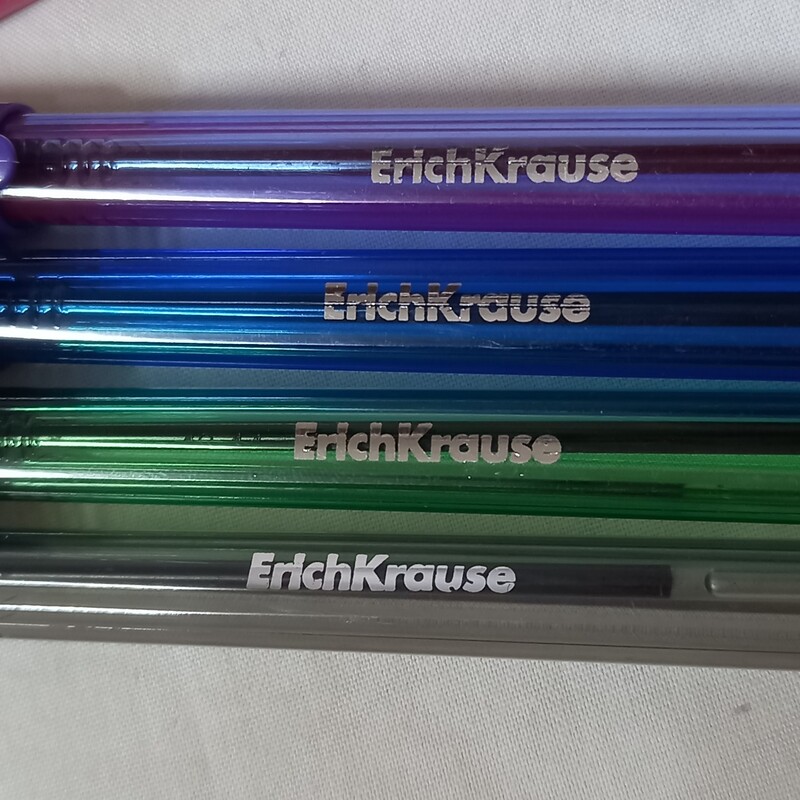 خودکار  8  رنگ  نوک   نازک   روان و عالی  در 8   رنگ  مارک خودکار داخل عکس هست 