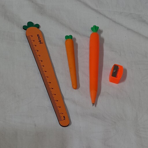 ست لوازم تحریر مدل هویج  که شامل  خط کش  پاکن   مداد اتود  و تراش ساده 