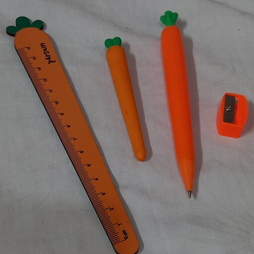 ست لوازم تحریر مدل هویج  که شامل  خط کش  پاکن   مداد اتود  و تراش ساده 