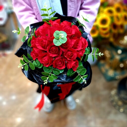  دسته گل رز قرمز مصنوعی دیزاین شده برای هدیه در ارتفاع حدود 1 متر (عالیجناب)