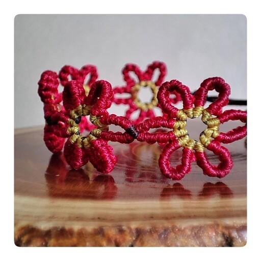 دستبند دست ساز میکرو مکرومه طرح گل رنگ دار  قرمز 