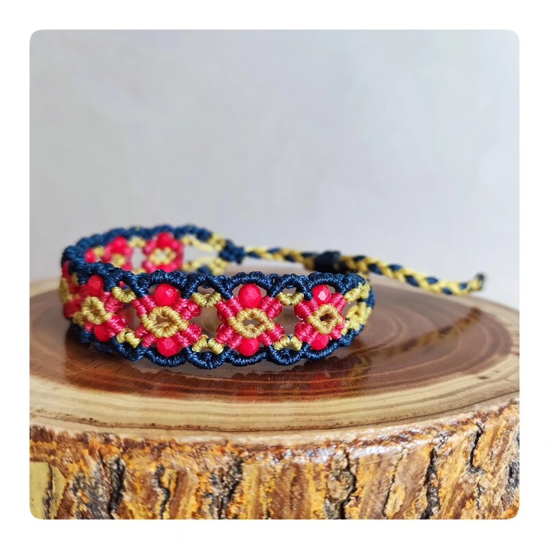 دستبند دست ساز میکرو مکرومه طرح سنتی رنگ قرمز و سرمه ای