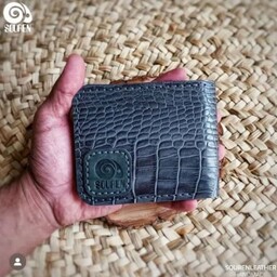 کیف پول دولت جیبی مردانه دستدوز دوخته شده با چرم طبیعی بزی و نخ موم زده برند کرد قابل اجرا در رنگ دلخواه مشتری