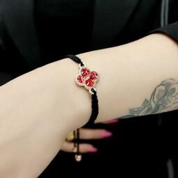 دستبند دستبافت زنانه و دخترانه طرح گل قرمز منشوری با نخ سیاه