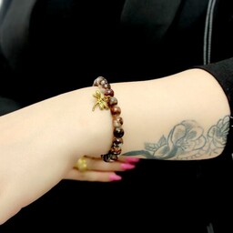 دستبند سنگ صدف رنگی با طرح سنجاقک طلایی