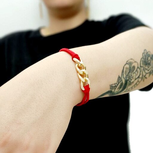 دستبند دخترانه و زنانه زنجیر کارتیر طلایی سبک با بند تریشه قرمز