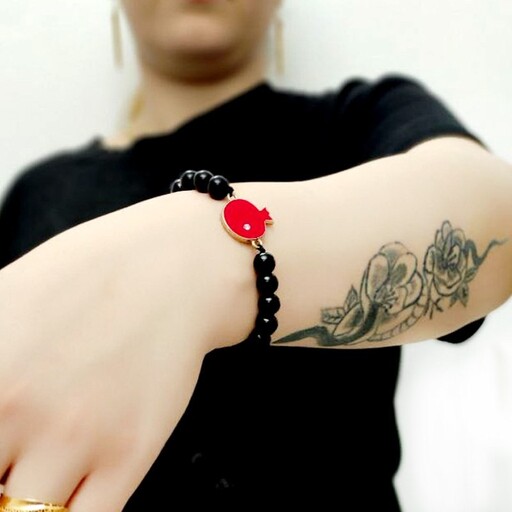 دستبند زنانه و دخترانه سنگ اونیکس سیاه با نشان انار سرخ