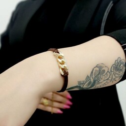 دستبند دخترانه تریشه قهوه ای با نشان زنجیر کارتیر الومینیوم طلایی 