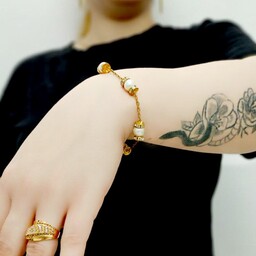 دستبند دخترانه و زنانه سنگ صدف سفید مصنوعی لوکس با زنجیر استیل طلایی رنگ ثابت