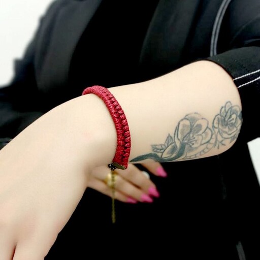 دستبند دخترانه و زنانه دستبافت دوبل با نخ چرم مصنوعی براق قرمز