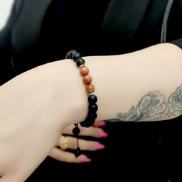 دستبند دخترانه و زنانه سنگ اونیکس با طرح نشان سه سنگ دلربای قهوه ای 
