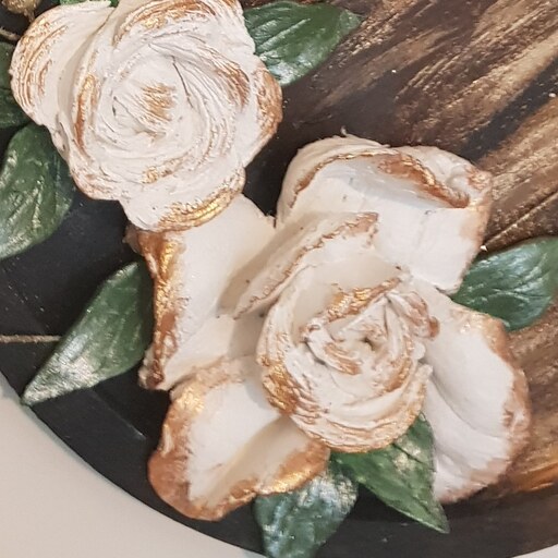 تابلو استاکو با گلهای رز سفید طلایی برجسته بر روی زمینه قهوه ایی طلایی از جنس ام دی اف
