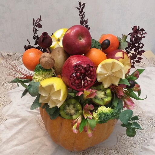 سبد میوه ی کدوحلوایی با حکاکی و دیزاین میوه یک کادو ی زیبا برای عزیزانتون با بهترین کیفیت  و تزیینات یخچال عروس