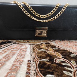 کیف مشکی رنگ چرم مصنوعی ساده و طرح دار با زنجیر طلایی