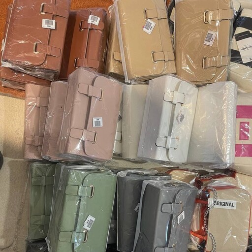 کیف زنانه هانا پاسپورتی بسیار زیبا وپرفروش رنگبندی داره 23در15