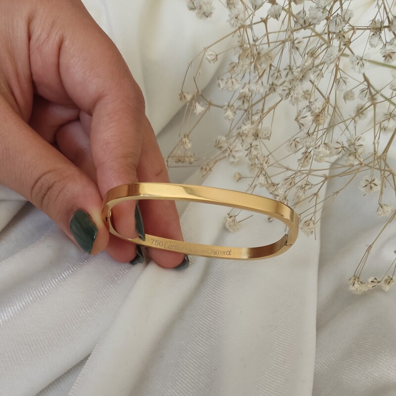 دستبند النگویی رنگ طلایی کاری اسپرت وساده در عین حال بسیار شیک و کاربردی 