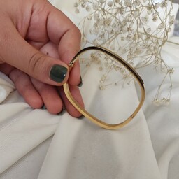 دستبند النگویی رنگ طلایی کاری اسپرت وساده در عین حال بسیار شیک و کاربردی 