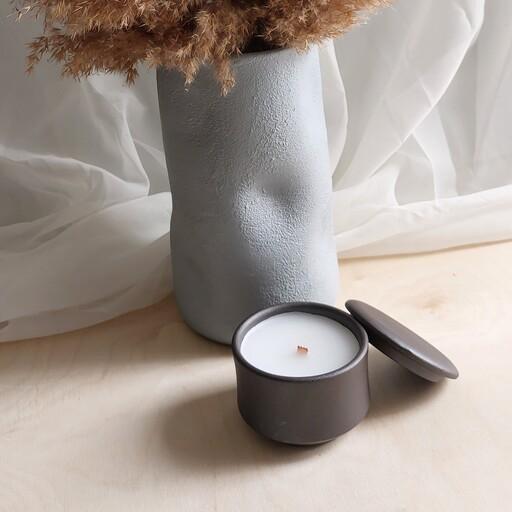 شمع معطر  تهیه شده از  موم سویا با ظرف سفالی در  دار  قهوه ای 