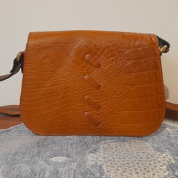 کیف چرم طبیعی  دست دوز مدل دوشی رنگ عسلی  ابعاد 22-16