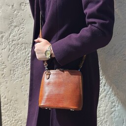کیف دوشی زنانه مدل ذوزنقه چرم طبیعی گاوی  چرم پلاس 