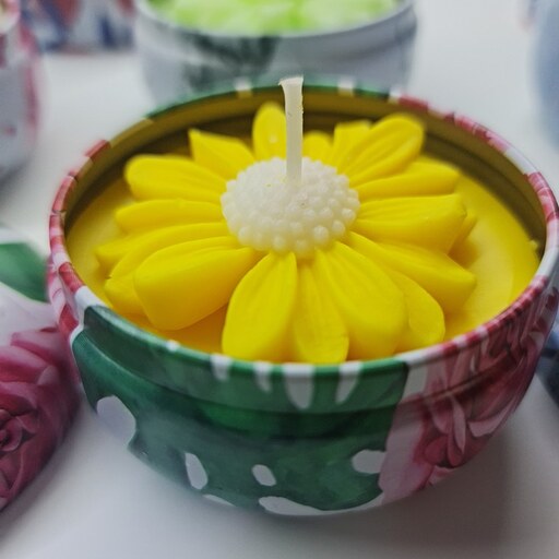 شمع قوطی - معطر-  تزیین شده با گل بابونه- رنگ زرد