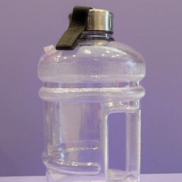 بطری آب دو لیتری ساده شفاف در پیچی بدون نشتی دارای بند پارچه ای 