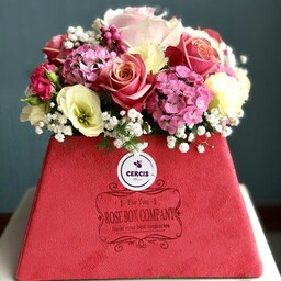 باکس گل ذوزنقه ای قرمز  تهیه شده از گل های با درجه کیفیت فوق ممتاز و ممتاز