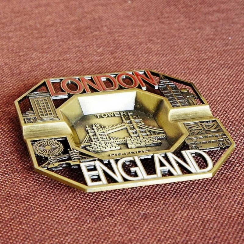 زیرسیگاری فلزی دکوری با طرح المان‌های برجسته شهر لندن