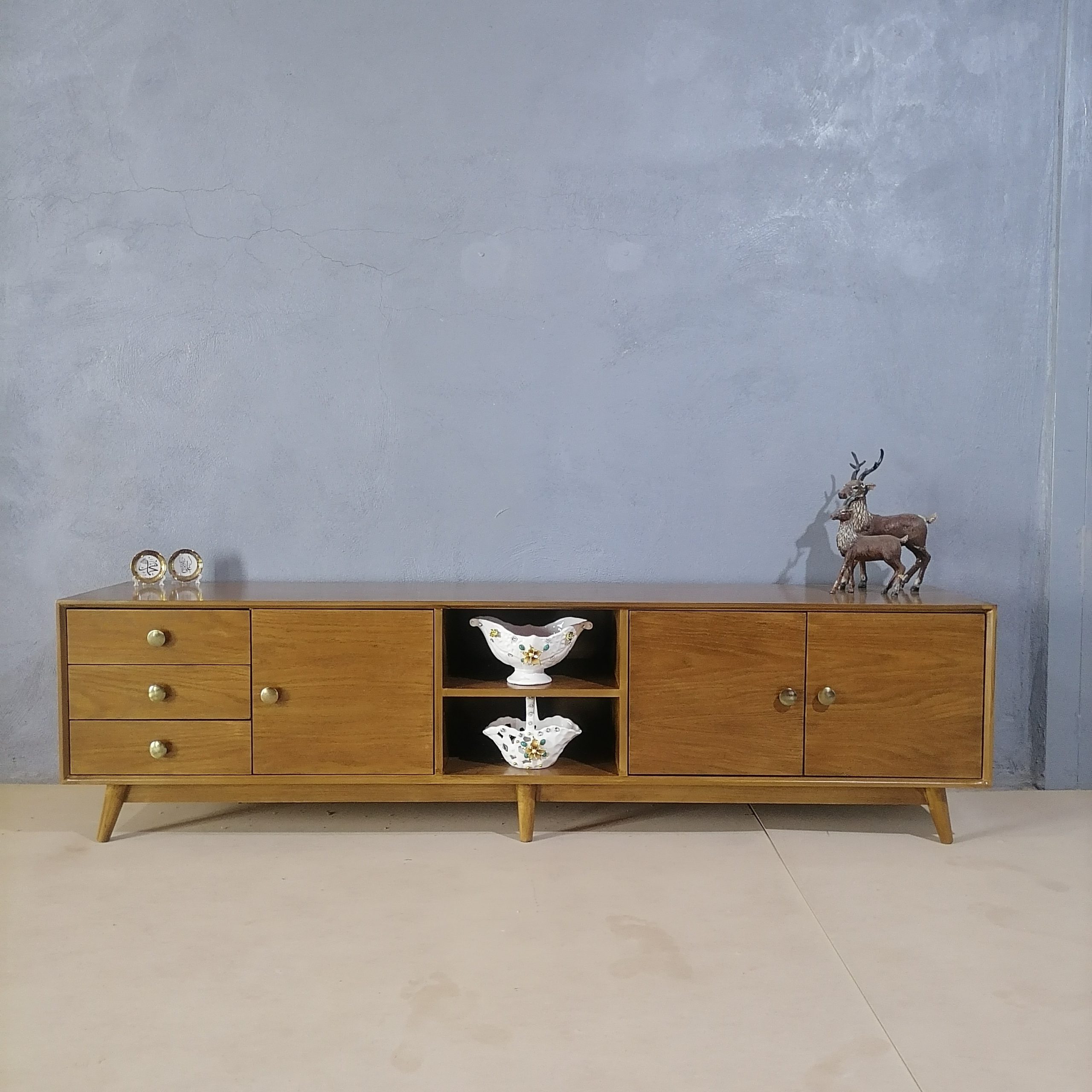 میز تلویزیون نئوکلاسیک قهوه‌ای جادار سایز دومتر