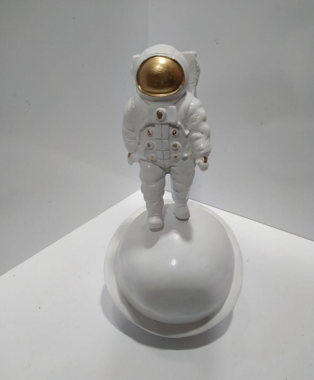 مجسمه فضانورد کد 1 (پست پیشتاز پس کرایه)