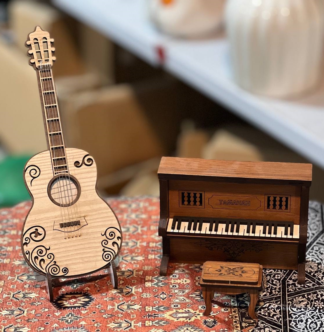 ساز پیانو دیواری و گیتار بزرگ مینیاتوری (جفتی) (پست پیشتاز پس کرایه)