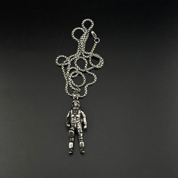 خرید گردنبند آدم فضایی سیاه قلم