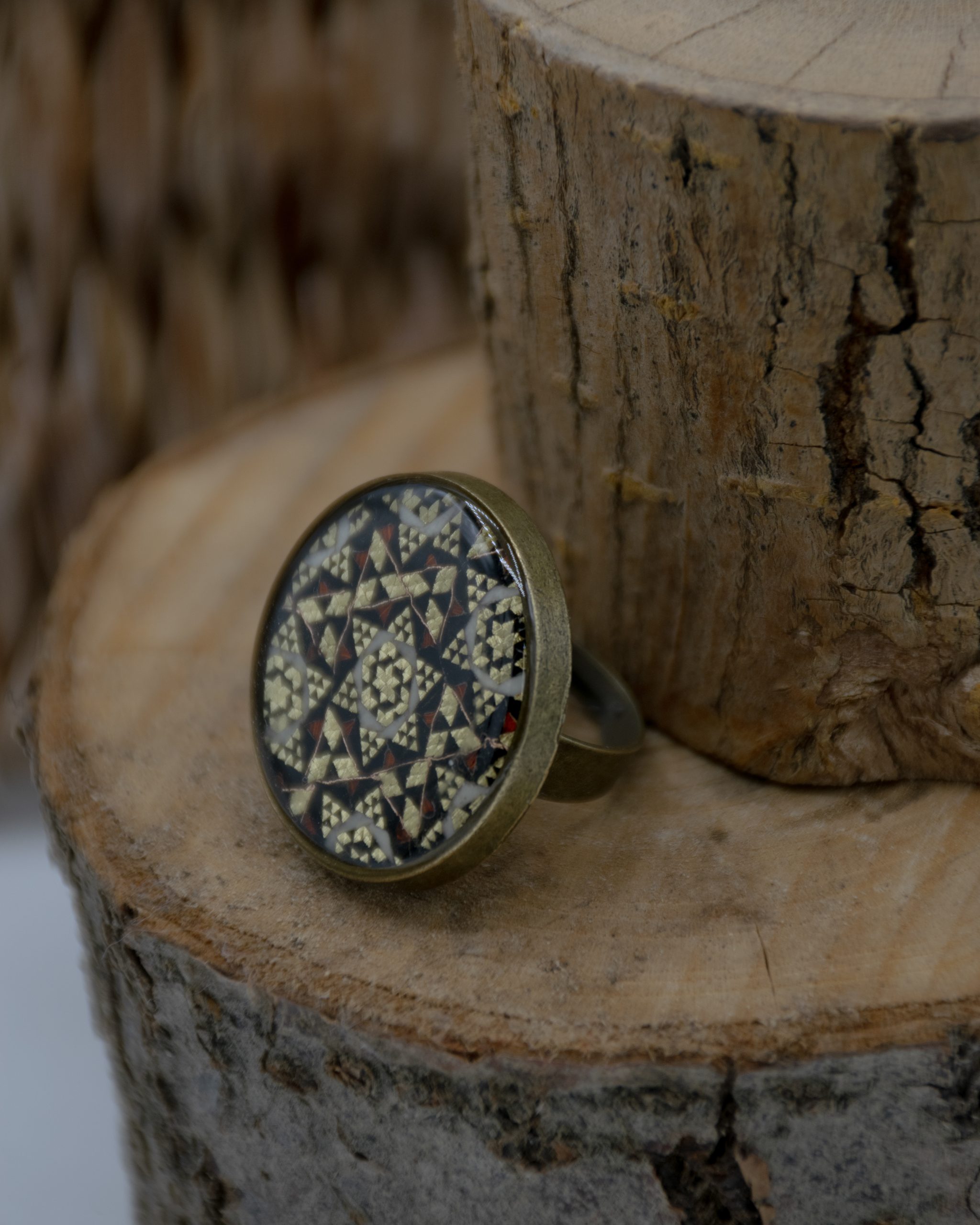 انگشتر برنج خاتم کاری _ پلاک دایره سایز 1 _ خاتم مثلث طلایی مشکی سفید_ فری سایز