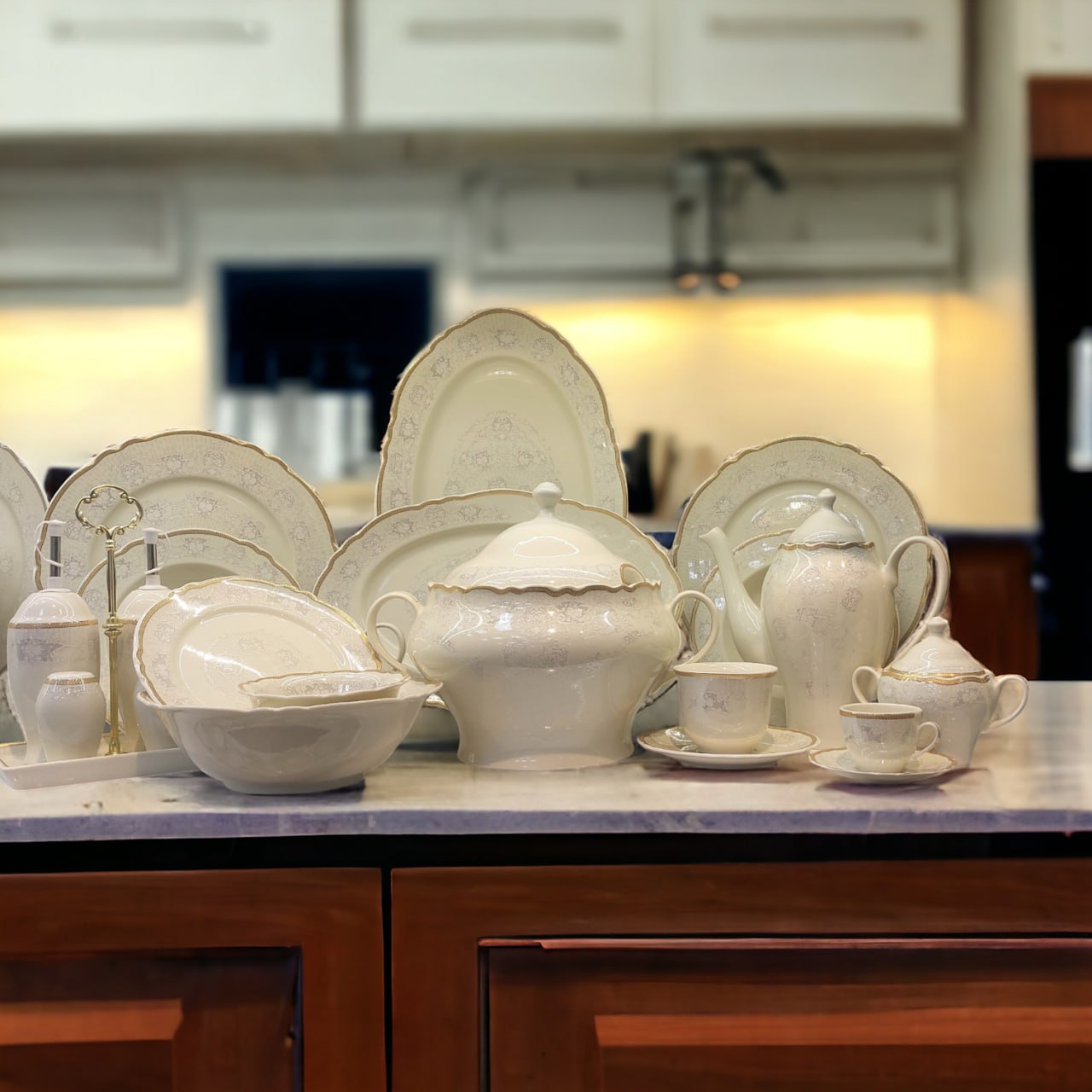 سرویس 18 نفره 128 پارچه کد8013طلایی مبلمونسرا مدل 290329