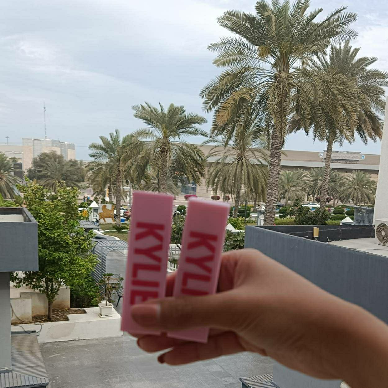 رژلب جامد کایلی مدل قلبی رنگ زرشکی 