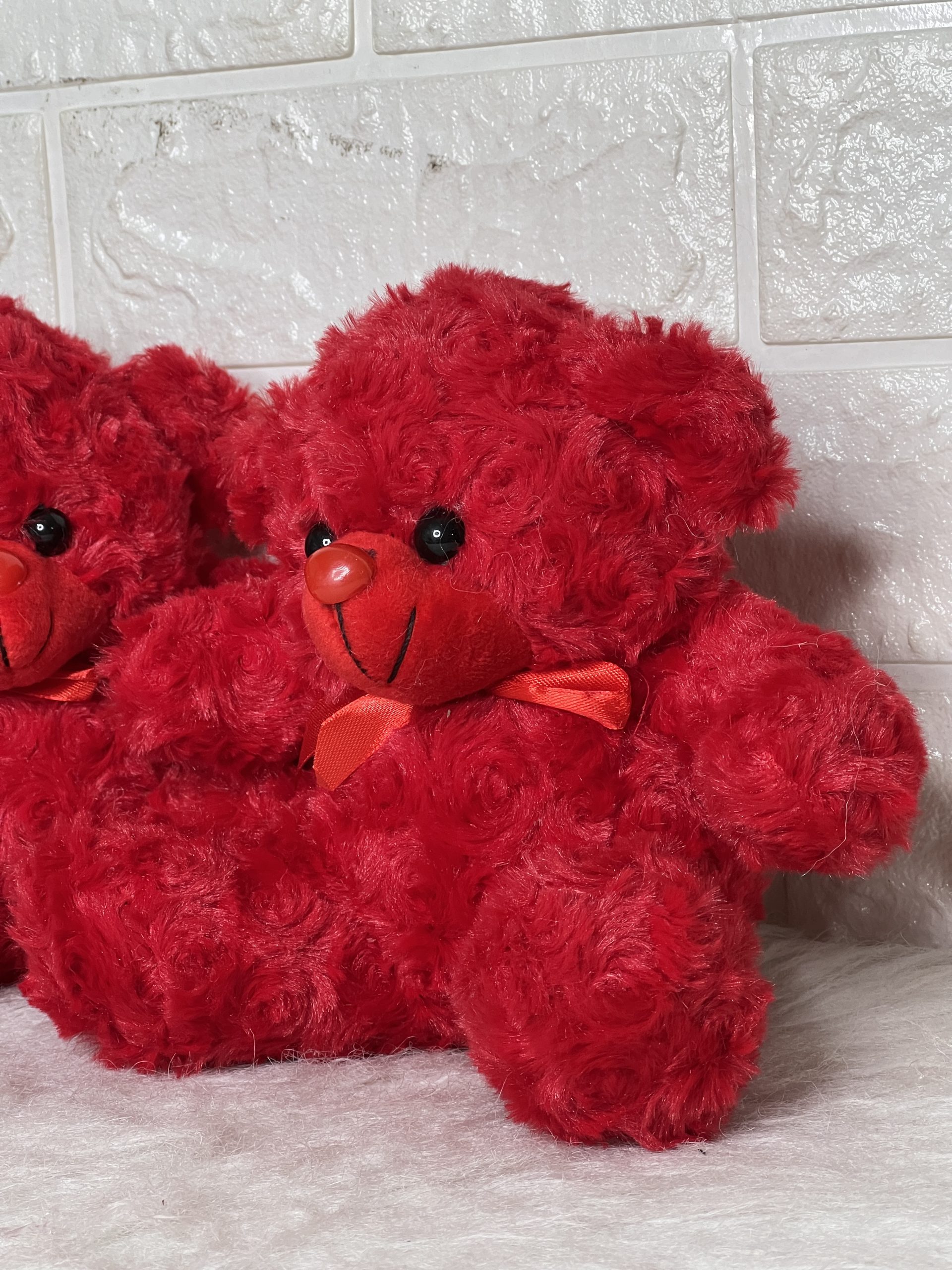 عروسک خرس قرمز