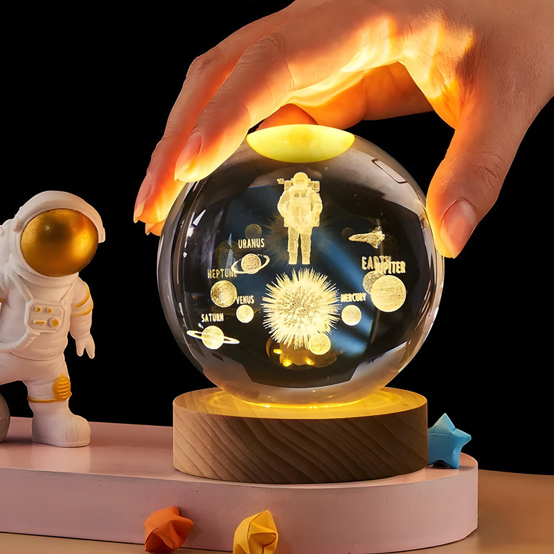 چراغ خواب مدل گوی شیشه ای 3D طرح فضانورد مبلمونسرا مدل 231666