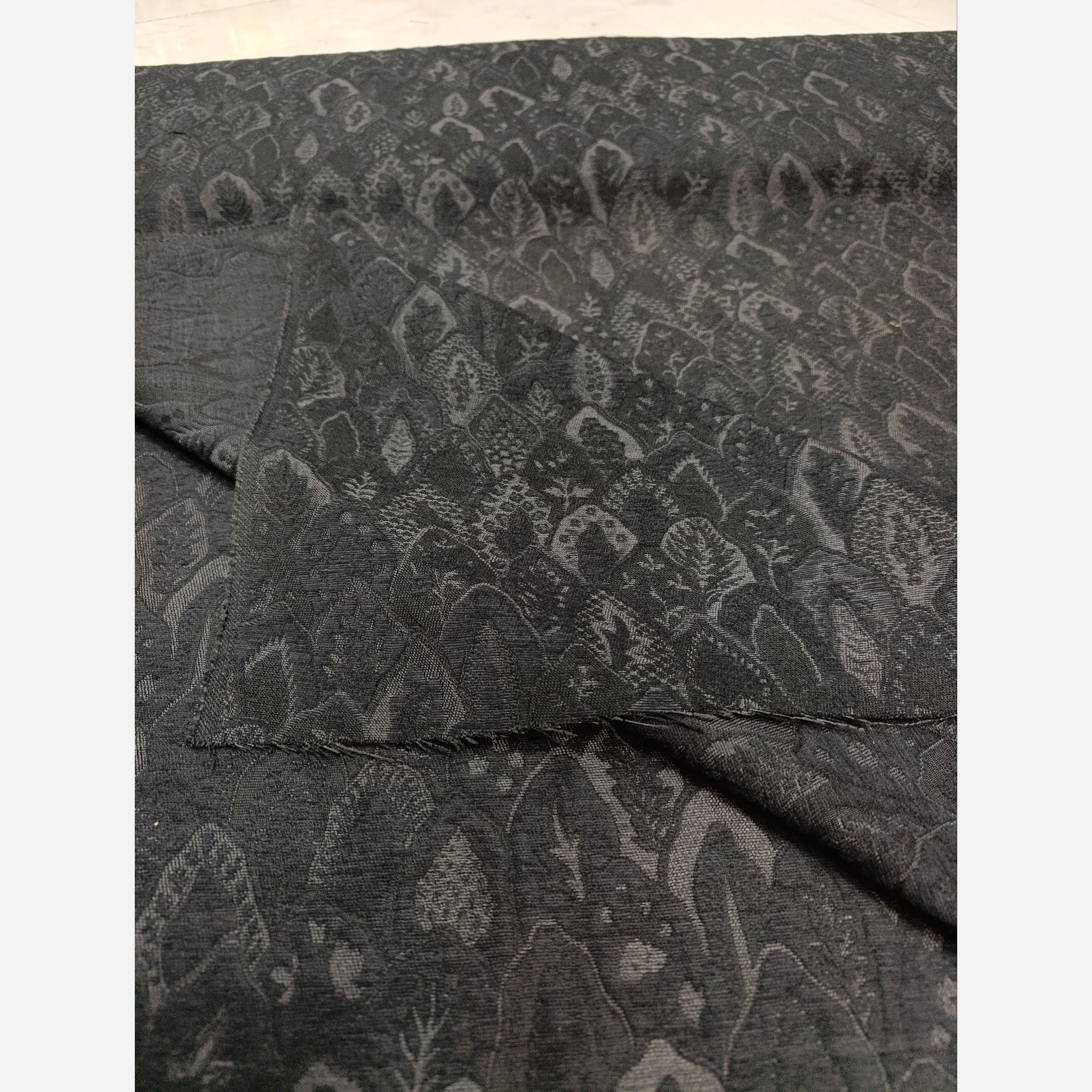 پارچه ژاکارد سیمی ترک برجسته ،باکیفیت و ایستایی فوق العاده،مناسب دوخت های چهارفصل مانتویی و کتی،خرجکار،جلیقه،عرض1/50