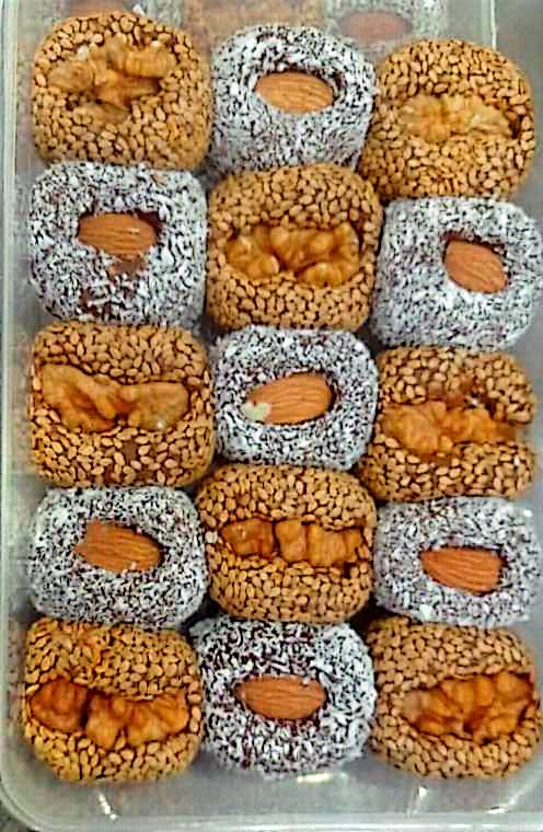 ترافل خرمایی مغزدار گردویی بادامی با کنجد