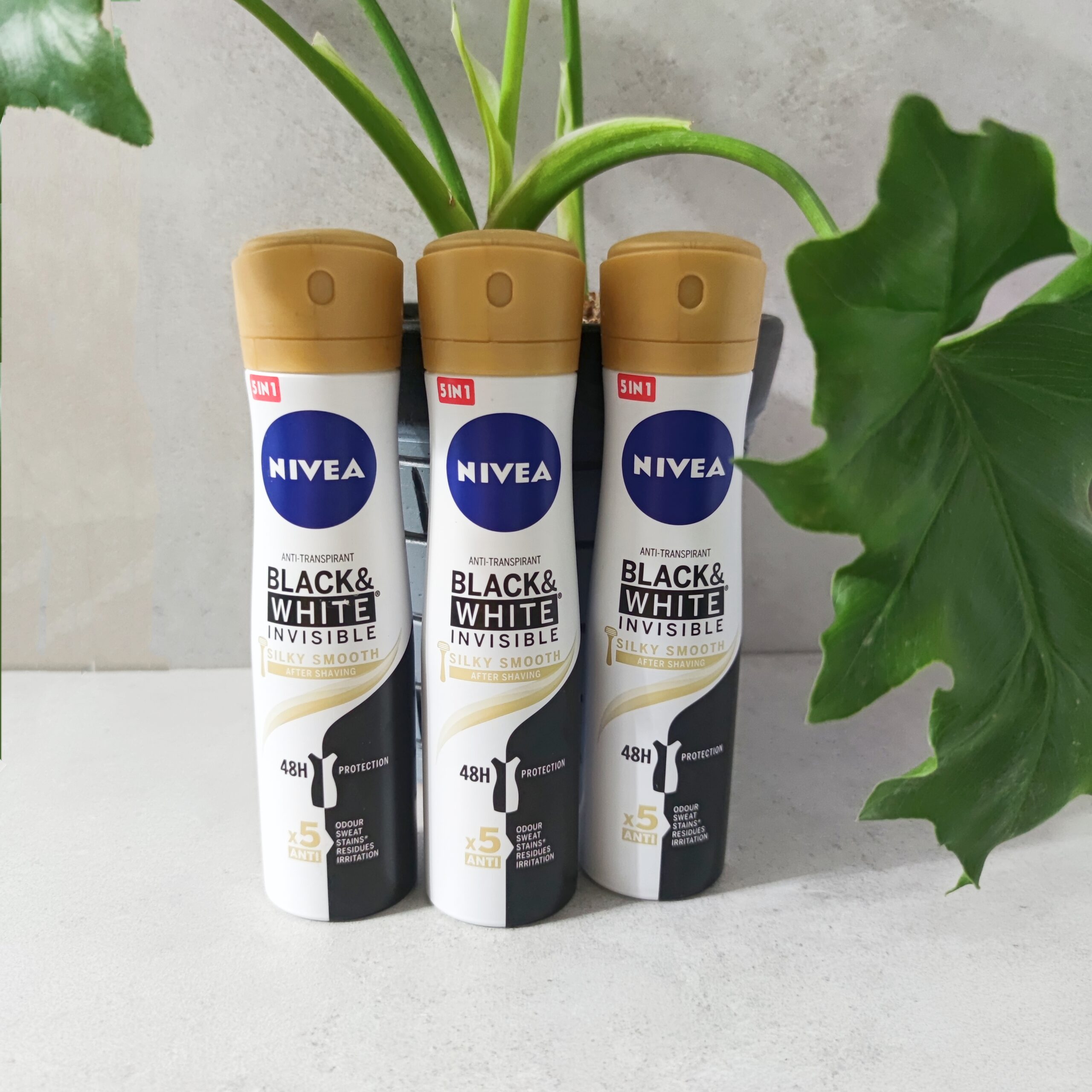 اسپری نیوا زنانه مدل بلک اند وایت  black white invisible