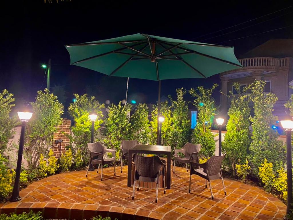 چتر پایه کنار چرخ دار گرد قطر 3 متر