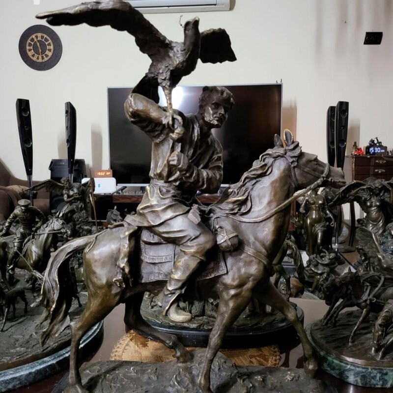 مجسمه برنز  مرد اسب سوار و عقاب برنزی 30 کیلو  خاص وارداتی هنگ