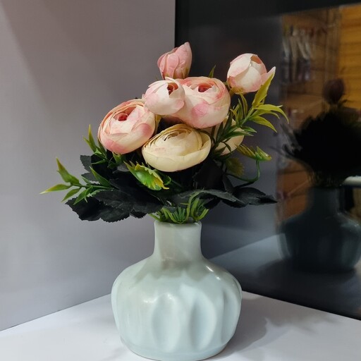 گلدان سرامیکی ، گلدان سرامیکی و گل ، گلدان دکوری ، گلدان تزئینی ، دکوری منزل ، گل مصنوعی 