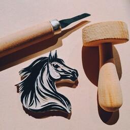 مهر دستساز لوگو اسب برای طراحی بسته بندی طراحی کاغذ کادو و طراحی پارچه