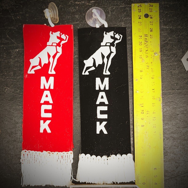 پرچم آویز مستطیل مخملی ریشه دار لوگو سگ ماک Mack قرمز مشکی (بسته 2 عددی)
